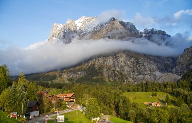 Jungfrauregion Grindelwald: Berge mit Wolkenband